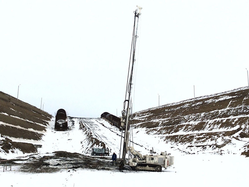 Укрепление грунтов для проходки наклонных стволов шахты.jpg